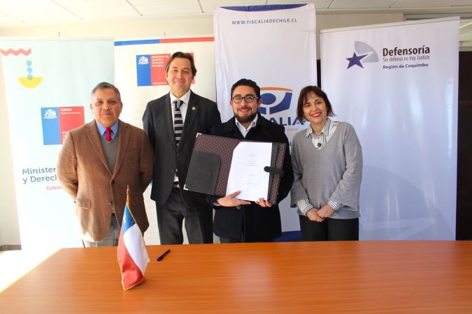 Las autoridades durante la firma de este convenio de justicia restaurativa.