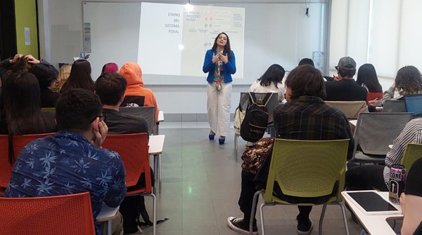 La charla contó con la presencia de 60 estudiantes que siguieron atentos el relato de la defensora pública.