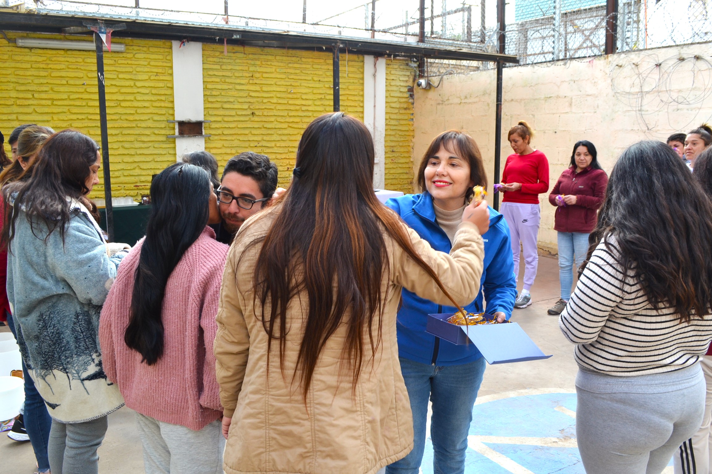 La Defensora Regional y el seremi junto a las internas del penal de Ovalle.