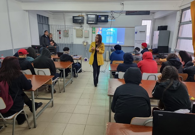 Catalina Rubio, trabajadora social de la Defensoría de Ñuble, expuso sobre la Ley de Responsabilidad Penal Adolescente.