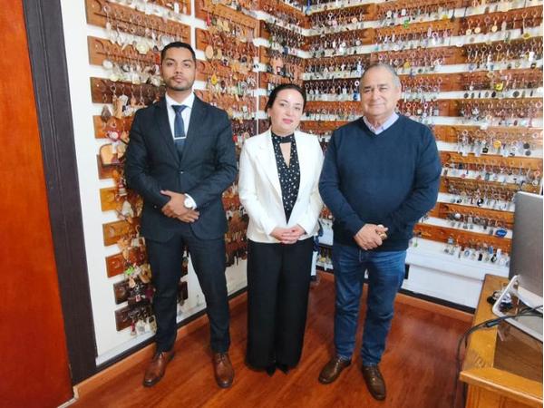 Los representantes de la Defensor&iacute;a Regional junto al alcalde de Mejillones, Marcelino Carvajal Ferreira.