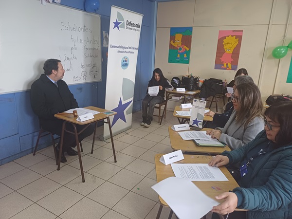 Con entusiasmo, los alumnos participaron en la simulación del tribunal de jóvenes.