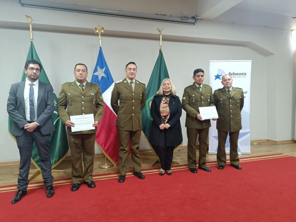 La Defensora Regional (s), Ximena Silva, y el defensor público Herman Apablaza estuvieron presentes en la ceremonia de egreso del curso.