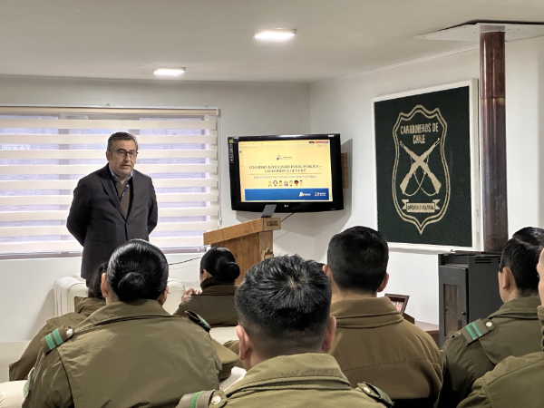 Cerca de 30 funcionarias y funcionarios policiales asistieron a la exposici&oacute;n, realizada en el casino de la unidad. 