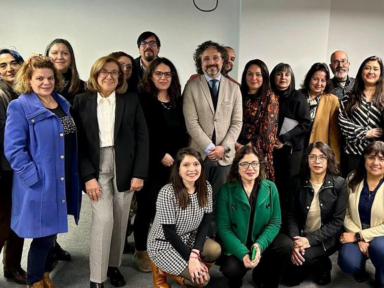 Al final de la jornada el presidente del CDE, Raúl Letelier (al centro), posó con las y los bibliotecarios participantes.