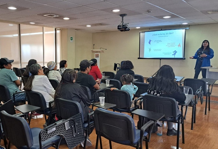 Una veintena de apoderados de jóvenes de Calama participaron en la charla de la defensora juvenil Ledy Liquitay.