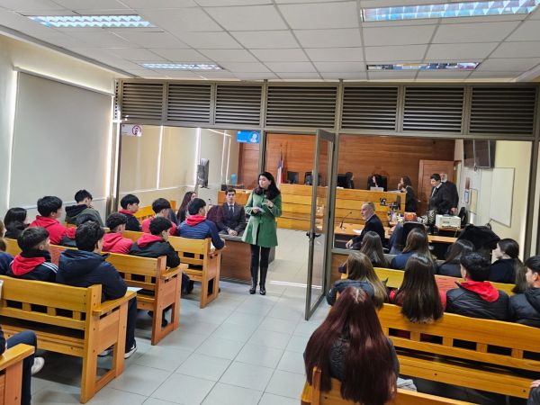 La defensora local jefe, Mitzi Ja&ntilde;a, dialog&oacute; con las y los alumnos del colegio talagantino.