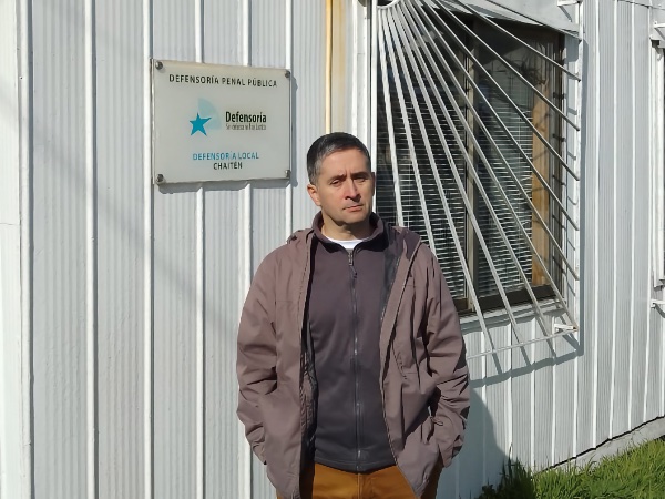 El defensor local jefe de Puerto Varas, Claudio Herrera, se trasladó hasta Chaitén para este juicio oral.