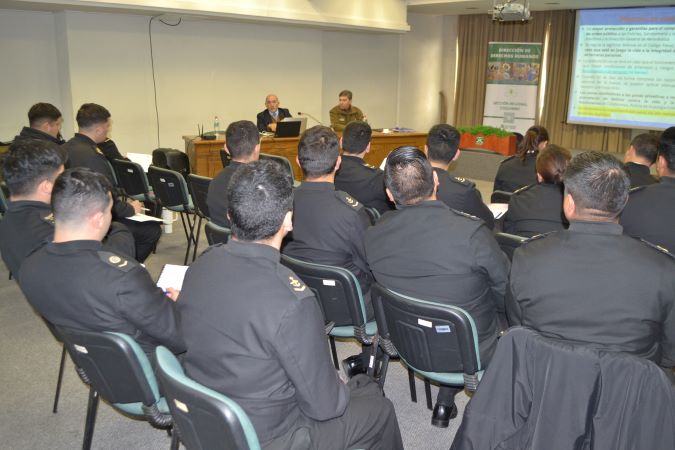 La charla del asesor jurídico de la Defensoría Regional de Coquimbo ante el contingente de la Marina.