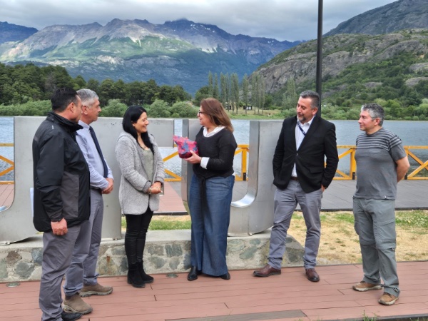 Gladys Pincheira recibi&oacute; el reconocimiento de manos de la Defensora Regional. Tambi&eacute;n estuvo presente el alcalde de la comuna, Fernando Grand&oacute;n.. 