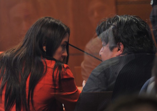 (Foto gentileza de Agencia Uno) La defensora penal pública Martina Leiva, y su representado, Marco Antonio Solís, en la audiencia de formalización.