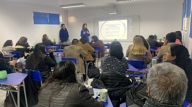 Las y los docentes de la escuela ecológica de Antofagasta conocieron el rol de la defensa especializada juvenil.