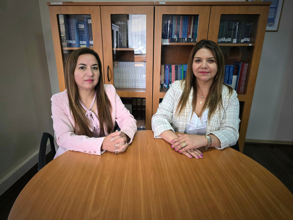 La jefa regional de Estudios, Karina Reyes, y la defensora penal juvenil especializada Paulina Aracena.