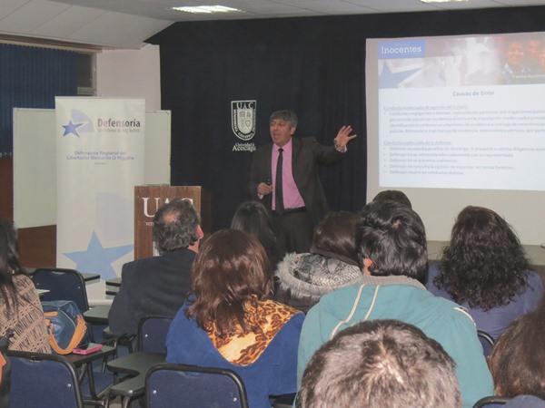 El jefe de Estudios de la Defensor&iacute;a Regional de O&acute;Higgins, V&iacute;ctor Providel, realiz&oacute; la charla ante 50 estudiantes de derecho. 