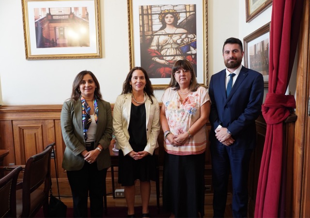 La Defensora Regional Metropolitana Norte, Daniela B&aacute;ez, y su equipo saludaron a la presidenta de la Corte de Apelaciones. 