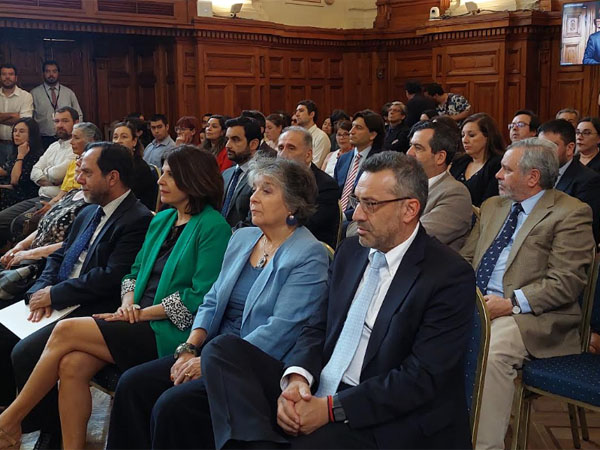 El Defensor Nacional, Carlos Mora Jano (derecha), durante la ceremonia.