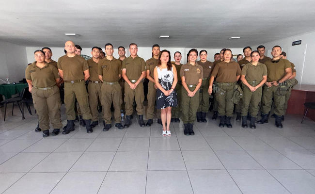 La Defensora Regional, Karina Reyes G&aacute;lvez, junto a un grupo de carabineros de Antofagasta.