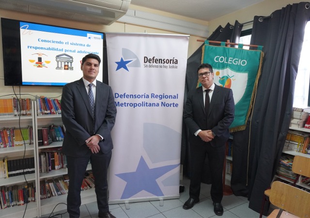 A la izquierda el defensor p&uacute;blico juvenil Cristian Esquivel, junto al postulante de derecho Vicente Moya.