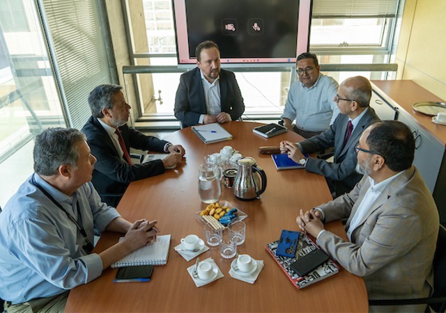 El nuevo Defensor Regional de la Metropolitana Sur, Renato Gonz&aacute;lez, junto al equipo directivo en primera reuni&oacute;n. 