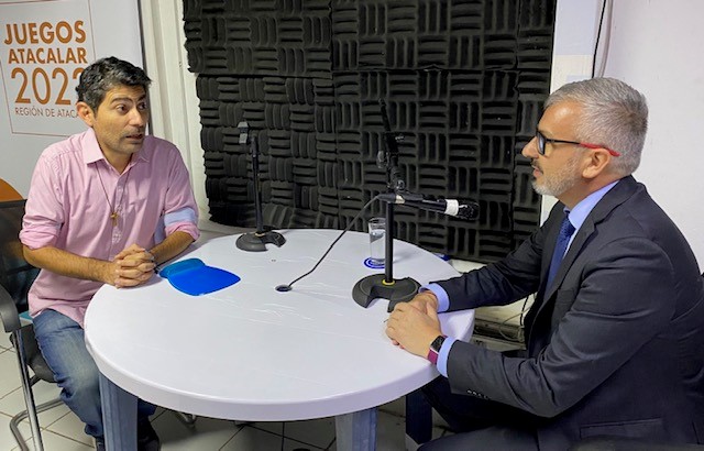 El Defensor Regional de Atacama, Ra&uacute;l Palma, conversando con Aldo Ortiz, locutor de radio "Madero".