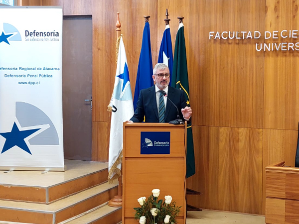 El Defensor Regional, Raúl Palma Olivares, durante la ceremonia. 