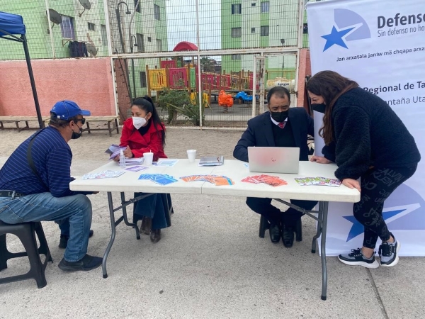 El equipo de la Defensoría Regional de Tarapacá en plena atención a los vecinos del centro de Iquique.