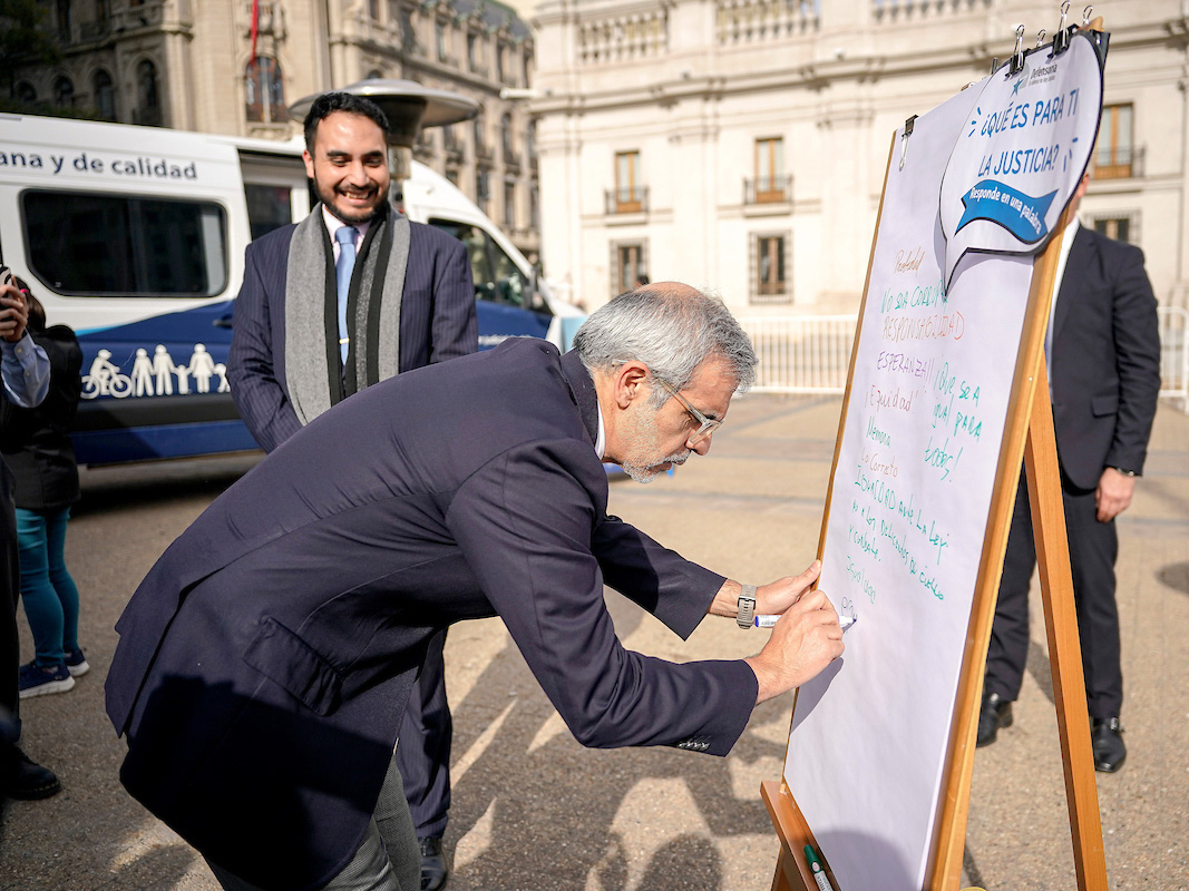 El ministro de Justicia y Derechos Humanos, Luis Cordero, contestando la pregunta: ¿Qué es la justicia para ti?