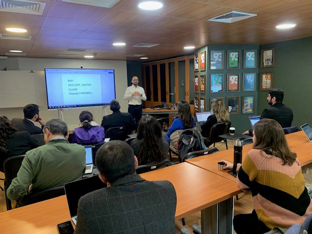 El taller duró tres días e incluyó jornadas en la Defensoría Nacional y visitas a otras instituciones. En la imagen, Ezequiel Mercurio exponiendo.