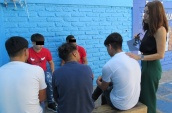 La trabajadora social del equipo RPA, Macarena Mart&iacute;nez, inici&oacute; la conversaci&oacute;n con los j&oacute;venes.